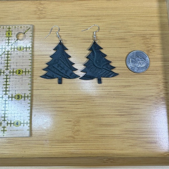 Christmas Classic Tree Earrings embossed green leather hand crafted - Picture 5 of 6